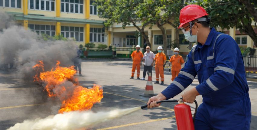 Fire extinguisher supply in Batam: CO2, powder, foam and water extinguishers, placement and servicing
